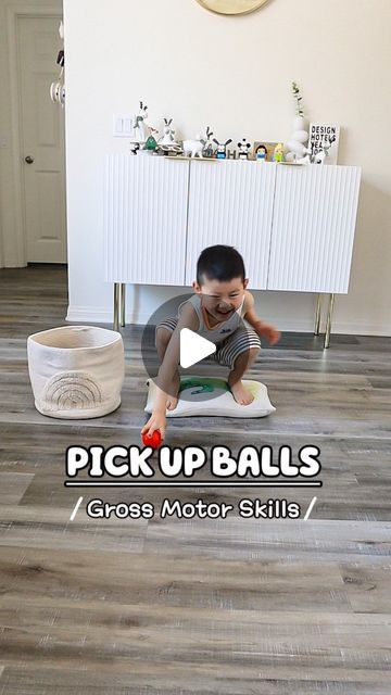 Claire | Kids’ Play & Learn on Instagram: "PICK UP BALLS- Gross Motor Skills  Low-prep play that uses household stuffs and  keeps kids moving! And it trains kids’ gross motor skills - muscle controls, body balancing and coordination.  💡Good for kids 2.5 years and up ❤️  You will only need: ⭐️Balls  ⭐️Cushion ⭐️Container for the balls  Perfect for: 🍎Body balance  🍎Body coordination 🍎Muscle controls  🍎Reaction time training 🍎Eye-hand coordination  Hope this is fun for you and your little one(s), and feel free to save it for later or share with someone who might like it 💕🥰  ❤️Follow for more play ideas❤️ . . . . #早教  #educationalplay #earlyeducation #learningthroughplaying  #concentrationskills #eyehandcoordination  #toddlerplayideas #toddlerfun  #toddleractivities #diyplayideas  #mom Balance Activities For Kids, Ball Games For Kids, Gross Motor Skills Activities, Gross Motor Activities For Preschoolers, Gross Motor Activities For Kids, Gross Motor Activities For Toddlers, Balance Activities, Kids Learning Activities Preschool, Physical Activities For Toddlers