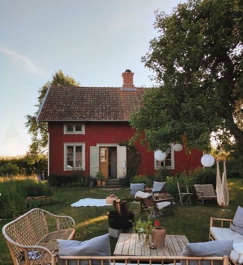 Swedish Cabin, Swedish Summer House, Swedish Country House, Swedish Houses, Cottage Makeover, Danish House, Scandinavian Cottage, My Scandinavian Home, Swedish Cottage