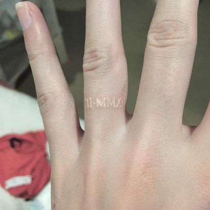 White Finger Tattoos, Wedding Band Tattoo, Tattoo Band, Tattoo Finger, Ring Tattoo, Tattoos Infinity, Wedding Ring Tattoo, Date Tattoos, Tattoo Wedding Rings