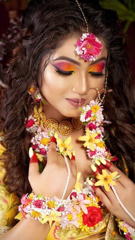 Haldi Mehendi Eye Makeup, Haldi Makeup Photoshoot, Haldi Eyeshadow Look, Haldi Makeup Look Simple, Haldi Makeup Look For Bride, Haldi Eye Makeup Look, Mehendi Makeup Looks, Haldi Makeup Look, Mehendi Shoot