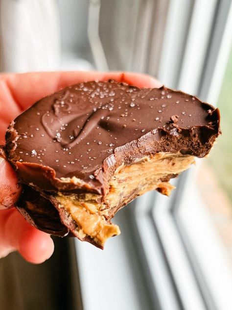 low carb keto chocolate peanut butter cups Sugar Free Reese Cups, Peanut Butter Cups Healthy, Keto Peanut Butter Cups, Healthy Peanut Butter Cups, Drink Inspiration, Chocolate Peanut Butter Cups, Carb Snacks, La Food, Keto Chocolate