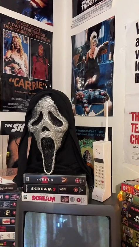 Scream Room Aesthetic, Ghost Face Bedroom, Home Scream Ideas, Scream Room Ideas, Ghost Face Room Decor, Scream Themed Room, Scream Movie Bedroom, Scream Halloween Decorations, Scream Merch Aesthetic