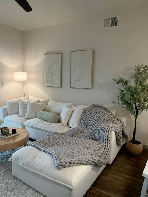 Apartment Decorating Comfy, White Walls Grey Couch Living Room, Neutral Apartment Inspiration, Neutral Studio Apartment Decor, Cosy Home Interior Design, Comfy Appartement, Grey Carpet Apartment Decor, Simplistic Apartment Living Room, 2 Bedroom Apartment Decoration Ideas Living Rooms