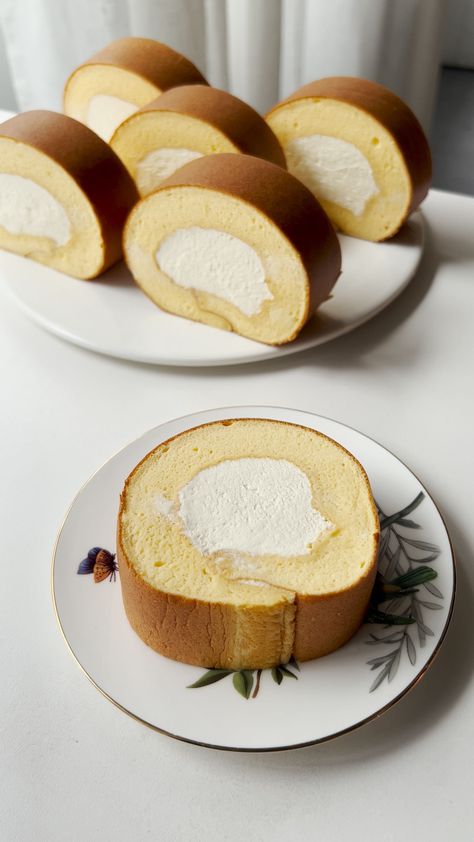 Softest Cake Roll Softest Cake Roll, Fruit Swiss Roll, Birthday Roll Cake, Japanese Cake Roll, Christmas Roll Cake, Sweet Photoshoot, Japanese Roll Cake, Roulade Cake, Asian Cakes