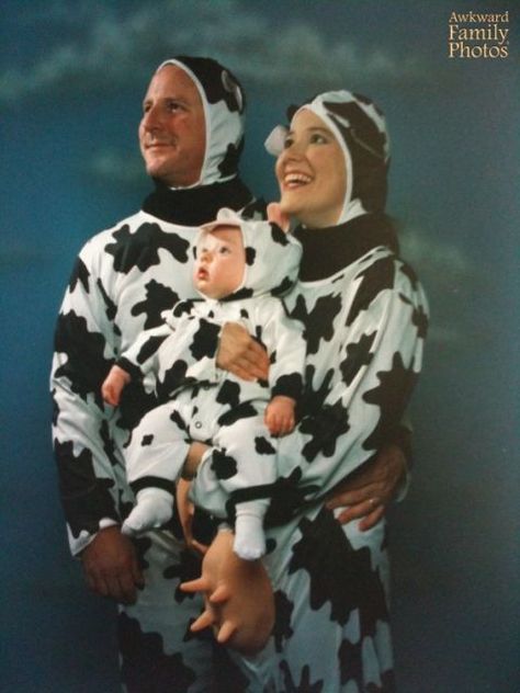 While the baby costume is precious, we would love to know what this family herd is looking at. Any ideas? Awkward Family Photos Christmas, Funny Matching Outfits, Weird Family Photos, Awkward Family Pictures, Awkward Family Portraits, Bad Family Photos, Funny Photoshoot Ideas, Funny Family Photos, Awkward Pictures