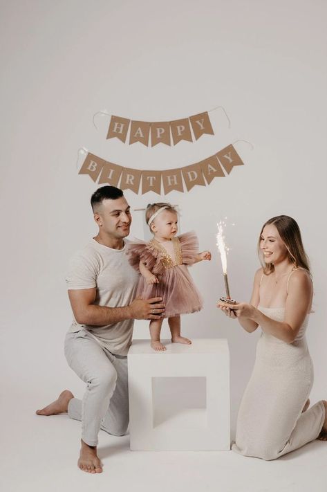 1 Year Birthday Family Photoshoot, First Birthday Pictures With Parents, 1 Year Family Photos, 1 Birthday Photoshoot Ideas, Baby 1 Year Photoshoot Ideas, One Year Old Photoshoot Studio, One Year Baby Photo Ideas, One Birthday Photoshoot, First Birthday Photo Shoot Ideas Indoor