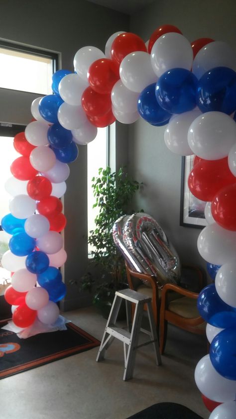 Red, white, & blue spiraled balloon arch. Red White Blue Balloon Arch, Red White And Blue Balloon Arch, Baby Shower Table Cloths, Baby Shower Cake Decorations, Baby Shower Balloon Arch, Baby Shower Pictures, Baby Shower Outfit, Baby Shower Table, Boy Decor