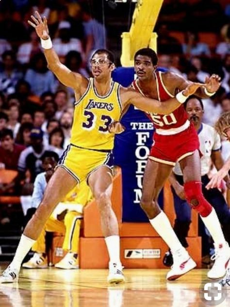 #kareemabduljabbar VS #ralphsampson   #kareem #abduljabbar #skyhook #losangeleslakers #losangeles #lakers #nba #sampson #houstonrockets #rockets #houston Showtime Lakers, Retro Nba, Abdul Jabbar, Ralph Sampson, Kareem Abdul, Kareem Abdul Jabbar, Lakers Basketball, Nba Art, Sport Nutrition