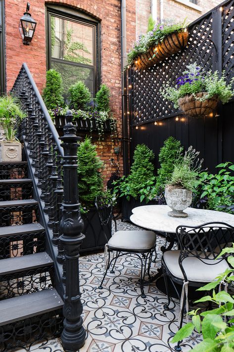 Lincoln Park Historic Row House - Traditional - Patio - Chicago - by Crystal Blackshaw Interiors | Houzz Chicago Row House, Row House Interior, Chicago Landscape, Small Patios, Urban Backyard, Chicago House, House Backyard, Luxury Garden, She Sheds