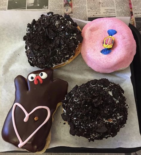 Things to doin Austin.  Eat yummy donuts at Voodoo Donuts Austin. #donuts #austin #voodoodonuts #texas Voodoo Donuts Austin, Voodoo Donuts, Yummy Donuts, Delicious Donuts, Food Bloggers, Austin Texas, Chocolate Cookie, Great Recipes, Food Blogger