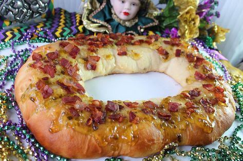 Boudin Stuffed King Cake %% Boudin King Cake, King Cake Bites, Kings Cake Cupcakes, King Cake Recipe Easy, New Orleans King Cake, King Cake Recipe, Southern Louisiana, Mardi Gras King Cake, Louisiana Recipes