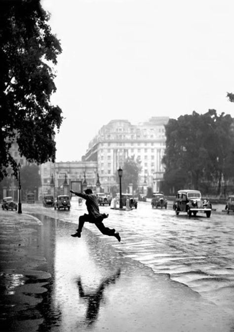 50 Great Black and White Photographs from the Masters of Photography- Part 3 — Steemit Man Jumping, Hyde Park London, 16x20 Poster, Old Photography, Belem, Old London, Hyde Park, A Rainy Day, Black White Photos