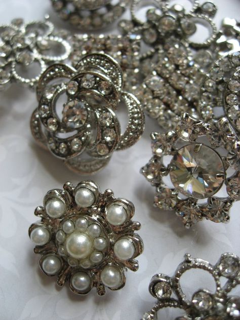 Ricordo sempre con molto piacere quel periodo della mia vita in cui disegnavo collezioni di gioielli preziosi per un'importante azienda. Era un lavoro Button Jewellery, Beaded Beads, Flower Circle, Antique Buttons, Button Art, Button Jewelry, Button Crafts, Vintage Jewels, Vintage Buttons