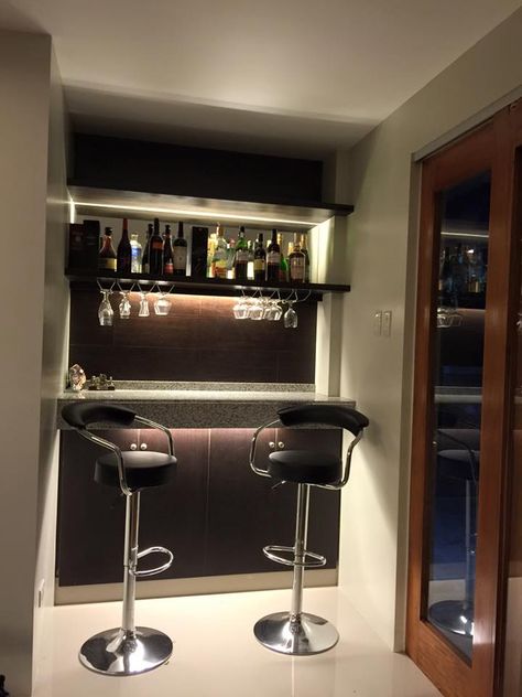 Mini Bar At Home Modern Interior Design, Mini Home Bar Small Spaces, Mini Bar Apartment, Modern Mini Bar Designs For Home, Mini Bar Ideas Small Spaces Corner, Coin Bar Salon, Modern Small Bar Ideas For Home, Mini Bar At Home Small Spaces, Modern Home Bar Designs Small Spaces