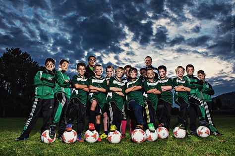 Soccer Team Photoshoot Ideas, Soccer Team Photo Ideas, Soccer Team Photos Picture Poses, Soccer Team Photoshoot, Football Team Photoshoot, Team Photo Poses, Team Sports Pictures, Kids Photoshoot Ideas, Football Team Photo