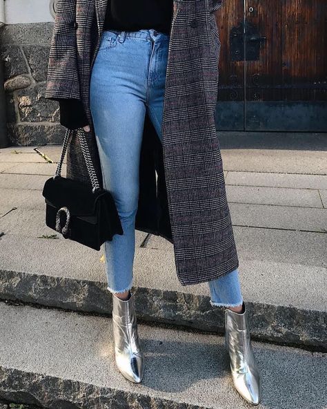 Silver Boots Outfit, Silver Boots, Beautiful Heels, Street Style Inspiration, Instagram Foto, Boots Outfit, Na Kd, Fall Winter Outfits, Outfits Casuales