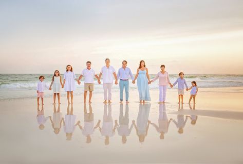 Family Beach Pictures Poses, Family Beach Pictures Outfits, Beach Photoshoot Family, Cancun Outfits, Beach Picture Outfits, Family Beach Session, Big Family Photos, Extended Family Photos, Beach Photography Family