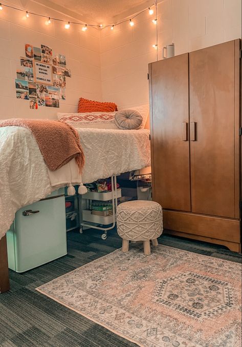 Orange And Grey Dorm Room, Pink And Beige Dorm Room, Beach Dorm Room Ideas Boho, Boho Dorm Aesthetic, Peach Dorm Room, Dorm Room Lighting Ideas, Pink Dorm Bed, Auburn Dorm Room, Pink Dorm Ideas