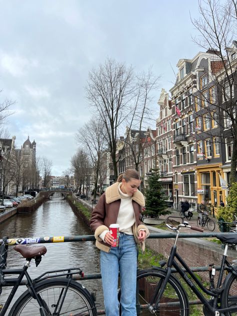 Poses In Amsterdam, Netherlands Picture Ideas, Amsterdam January Outfit, Photos In Amsterdam, Amsterdam Outfit March, Amsterdam Pictures Ideas, Amsterdam Outfit Spring, Amsterdam Aesthetic Outfit, Netherlands Outfits