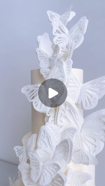 Butterfly Cake Tutorial, Butterfly Cake Ideas, Ukrasavanje Torti, K Cake, Vintage Beach Posters, Cake Texture, Wafer Paper Butterflies, Butterfly Wedding Cake, Wafer Paper Cake