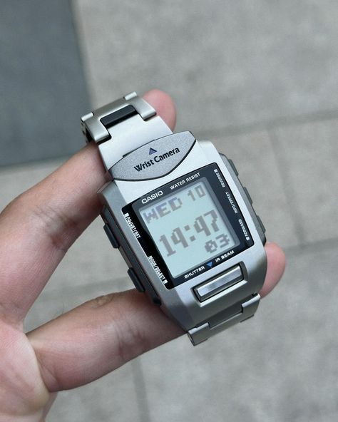 Casio Wrist Camera - Vintage 00s Back to the future 🔥 Condition: 9.9/10 Shipping worldwide available ♻️ Casio Camera, Vintage Casio Watch, Watch Digital, Camera Watch, Camera Vintage, Retro Watches, Jewelry Accessories Ideas, Accessories Ideas, Vintage Cameras