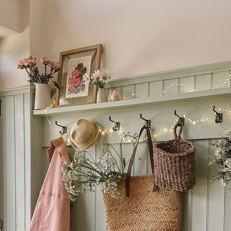 Cottagecore Foyer, Cottagecore Hallway, Country Interiors, Dressing Rooms, Country Lifestyle, Country Interior, Wood Interior, Cottagecore Decor, Boot Room