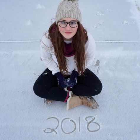 Winter Senior pictures Winter Senior Photo Ideas, Winter Senior Photoshoot, Senior Snow Picture Ideas, Senior Winter Pictures Ideas, Photoshoot Winter Ideas, Winter Senior Picture Ideas, Snowy Senior Pictures, Senior Picture Ideas Winter, Winter Graduation Pictures