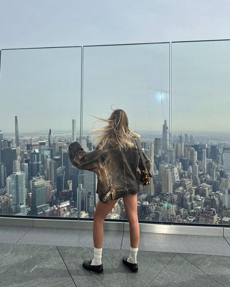 @veronicaferraro on instagram City Girl Life, New York Spring Outfits, Nyc Picture Ideas, Top Of The Rock Nyc, Nyc Pics, New York City Pictures, Ny Outfits, Nyc Baby, Nyc Fall