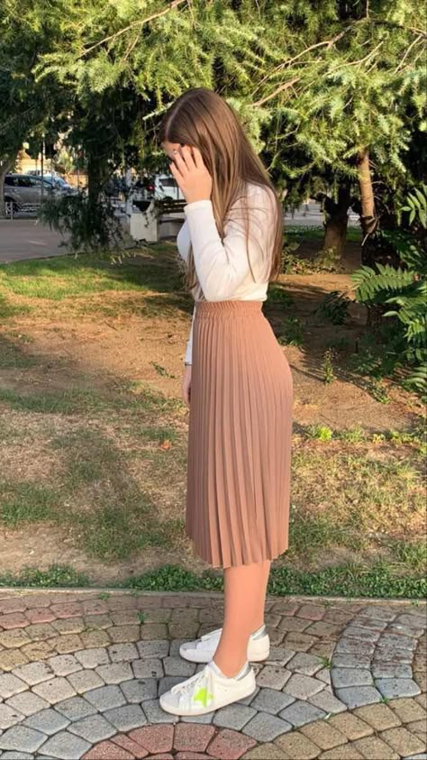 Moda Bran GM: OUTFITS INCREÍBLES PARA AÑO NUEVO Skirt Outfits Western Wear, Skirt Outfit Pose Ideas, Modest Preppy Outfits Skirts, Skirt Outfits Western, Femenine Outfits Style, Western Skirt Outfits, Jw Outfits, Classy Church Outfits, Modest Church Outfits