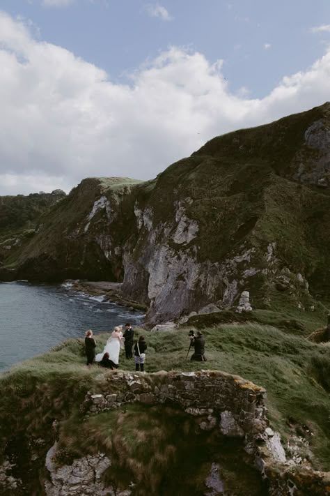 Cliff Elopement, Outdoor Wedding Locations, Irish Wedding Venues, Wedding Locations Outdoor, Ireland Wedding Venues, Cliff Wedding, Ireland Destinations, Destination Wedding Ideas, Ireland Wedding