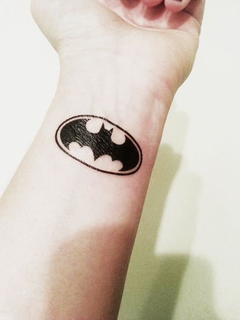 Batman Finger Tattoo, Simple Batman Tattoo, Kids Tatoos Ideas, Batman Tattoo Ideas, Henna For Boys, Batman Logo Tattoo, Batman Tattoos, Chris Tattoo, Fandom Tattoos