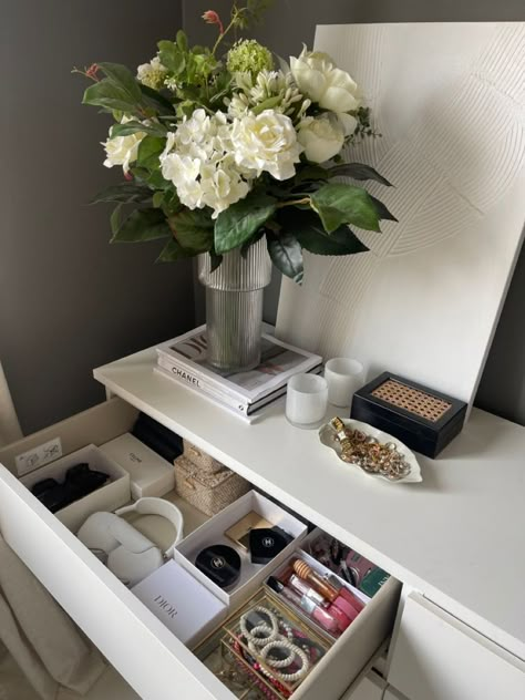 Nightstand Organization Ideas, Organised Bedroom, Organizing Aesthetic, Messy Makeup, Reset Your Life, Room Organisation, Nightstand Organization, Makeup Drawer, Deco Studio