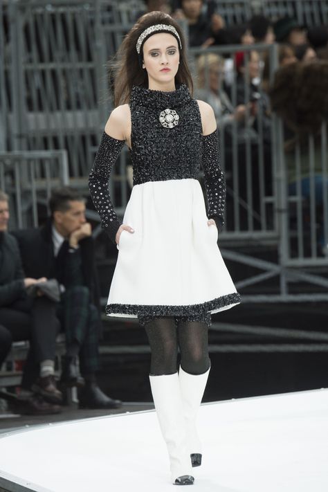 Fall 2017 Ready To Wear, Chanel Fall 2017, Black And White Makeup, Moda Chanel, Mode Chanel, Chanel Fashion, Future Fashion, Fashion Show Collection, Fall 2017