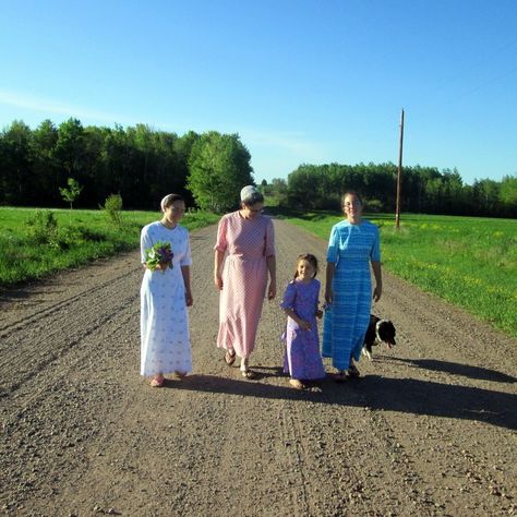 NOT Maintaining My Mennonite-ness - Properties of Light Mennonite Hairstyles, Mennonite Dress Ideas, Mennonite Cape Dress, Mennonite Dress, Homestead Skills, Amish Lifestyle, Amish Culture, Amish Life, Lancaster County Pa