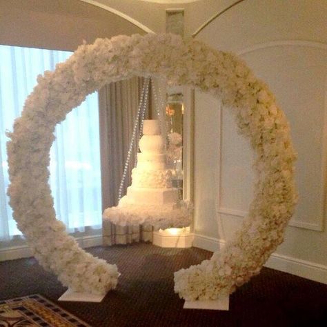 Beautiful Suspended Wedding Cake, Hanging Cake, Chandelier Cake, Wedding Cake Display, Wedding Cake Table, Wedding Cake Stands, Cake Trends, Elegant Wedding Cakes, Cake Display