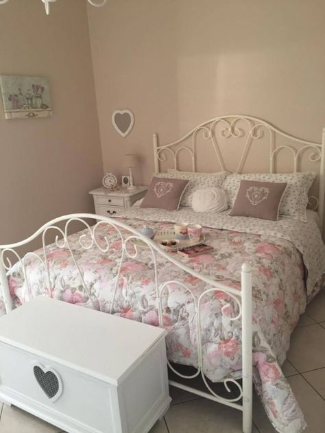 Bedroom Coqquete, Coquette Room Idea, Coquette Small Room, Coquette Bed Frame, Small Coquette Room, Coquette Bed, Coquette Room, Cute Diy Room Decor, Dekorasi Kamar Tidur