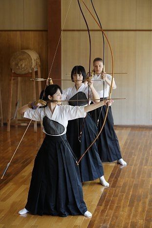 Archery Costume, Archery Poses, Aigle Royal, Tokyo Streets, Film Posters Art, Traditional Archery, Bow Bow, Japan Culture, Bow And Arrow