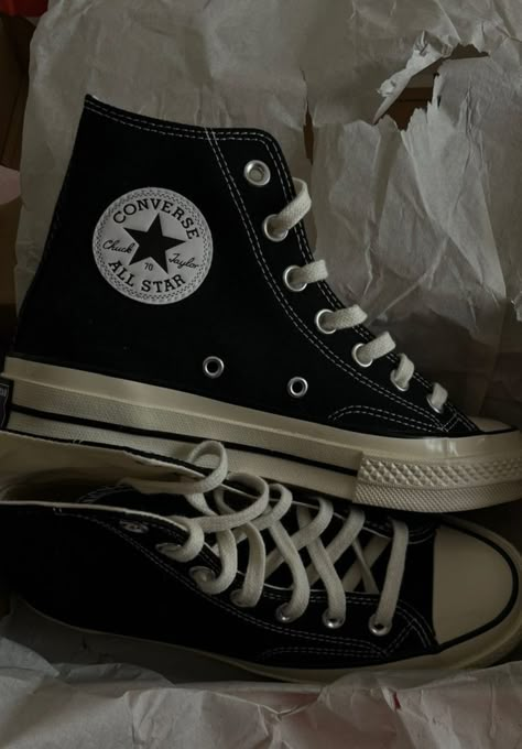 Spotify Music Aesthetic, Converse Outfit Aesthetic, Chuck Taylors Converse, Converse Shoes Black, Aesthetic Converse, Cute Converse Shoes, Converse Aesthetic, Black Chuck Taylors, Black And White Converse