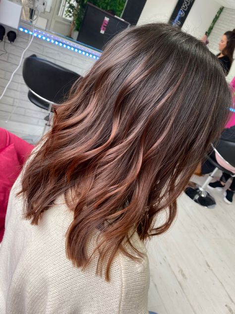 Rose Brunette Balayage, Rose Gold Brown Balayage, Rose Brown Balayage Brunettes, Subtle Rose Gold Balayage Brunette, Brown To Rose Gold Balayage, Brown Skin Hair Color Ideas Highlights, Subtle Pink Highlights Brunette, Subtle Hair Color For Brunettes, Brown Hair With Rose Gold Highlights