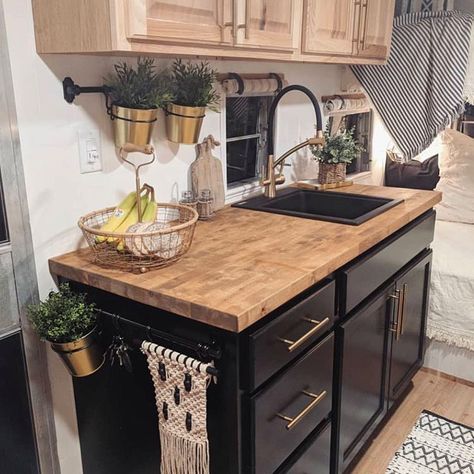 Chic black cabinets in this gorgeous camper by @sassafras_lou! 😍 . . . #rvrenovation #camperrestoration #vintage #vintagecamper #shasta… Glamper Camper, Camping Vintage, Camper Trailer Remodel, Vintage Camper Remodel, Diy Camper Remodel, Retro Caravan, Rv Kitchen, Travel Trailer Remodel, Camper Remodel