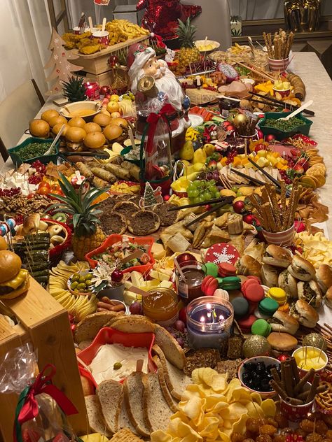 Royal Feast Aesthetic, Medieval Christmas Aesthetic, Feast Aesthetic Dark, Christmas Feast Table, Feast Aesthetic Royal, Medieval Dinner Aesthetic, Fantasy Feast, Feast Wedding, Fantasy Moodboard