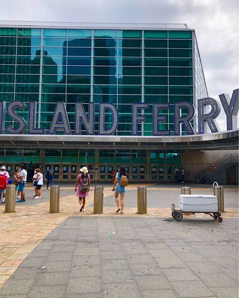 #NewYork 🇺🇸 Free Ferry to See the Statue of Liberty 👇🏻 ⛴️ The Staten Island Ferry is a public transportation service in New York that connects Manhattan with Staten Island. The ferry is a highly popular tourist attraction due to its zero cost and the impressive views it offers. 📍 Take the ferry at: 4 Whitehall St, New York, NY 10004 🎟️ This service is completely FREE and operates 24 hours a day, 7 days a week. No ticket purchase is required to travel. ⛴️ The journey lasts about 25 minute... New York Ferry, New York Vision Board, Flushing Queens, Staten Island Ferry, The Statue Of Liberty, Public Transportation, Transportation Services, Day 7, Staten Island