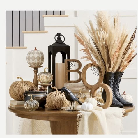 Boho Thanksgiving Decor, Design Vignettes, Best Halloween Decorations, Fun Diy Halloween Decorations, Primitive Halloween Decor, Vintage Fall Decor, Halloween Mesh Wreaths, Fall Centerpieces, Table Accents