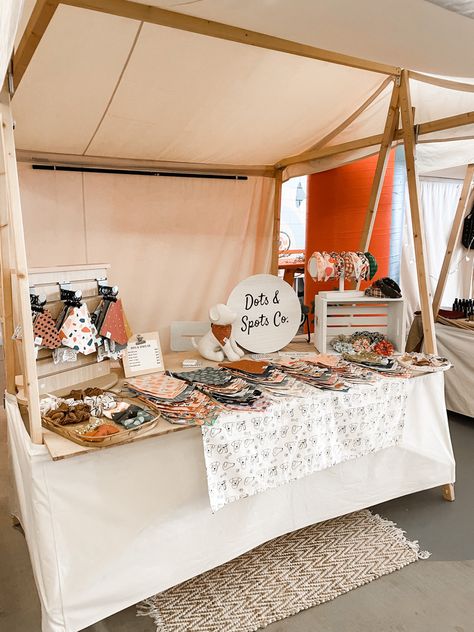 Dog Market Stall, Simple Market Stall Ideas, Flee Market Stall Ideas, Flee Market Booth Ideas, Flea Market Stall Ideas, Market Booth Setup, Flee Market Ideas, Pet Store Display, Vendor Table Display