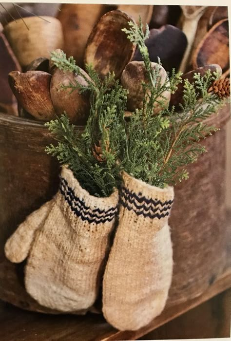 Ideas Decoracion Navidad, Country Winter, Primitive Christmas Decorating, Prim Christmas, Country Christmas Decorations, Winter Decoration, Simple Christmas Decor, Cottage Christmas, Winter Home