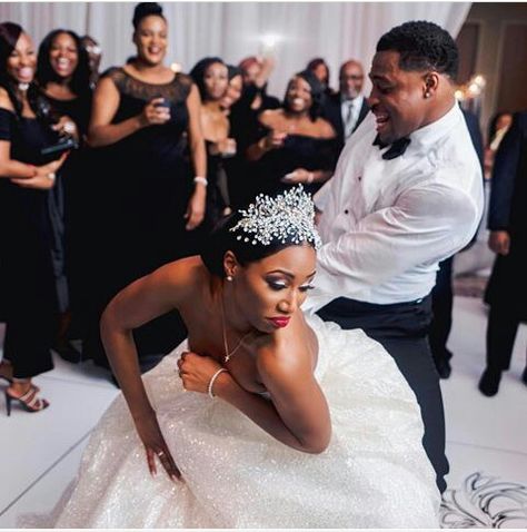 Now this is how you enjoy your wedding!! (smile) Black People Weddings, African Wedding Hairstyles, Invitation Etiquette, Wedding Playlist, African American Weddings, Black Love Couples, Black Bride, Dream Wedding Ideas Dresses, American Wedding