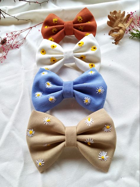 Hand embroidered daisy bow Diy Hair Accessories Tutorial, Embroidered Hair Bows, Daisy Hair, Diy Hair Accessories Ribbon, Hand Embroidery Patterns Free, Hair Tie Accessories, Embroidered Bow, Diy Embroidery Designs, Diy Embroidery Patterns