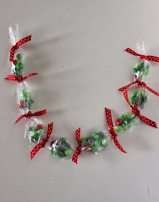 Remember the Halloween Treasure Necklace? Well I and my kids decided to make a similar one, but in Christmas form. Say hello to the Christmas Wreath Candy Necklace.  I originally shared this idea on Design Dazzle.  It’s a perfect craft to get your kids involved with to help channel their excitement in a constructive way.  They’ll... Candy Wreath Christmas, Make A Christmas Wreath, Treasure Necklace, Christmas Wreath Candy, Diy Christmas Candy, Christmas Tree Necklace, Pinterest Christmas, Candy Wreath, Winter Holiday Crafts