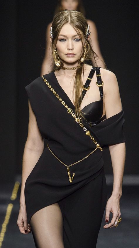 VERSACE Fall 2019 Ready-To-Wear Look #61 Up Close Detail featuring GIGI HADID  / MILAN FASHION WEEK Gigi Hadid Runway Dress, Versace Dress Gigi Hadid, Gigi Hadid Next In Fashion, Fashion Gigi Hadid, Gigi Hadid Versace, Gigi Hadid Fashion, Gigi Hadid Dress, Gigi Hadid Runway, Fashion Runaway