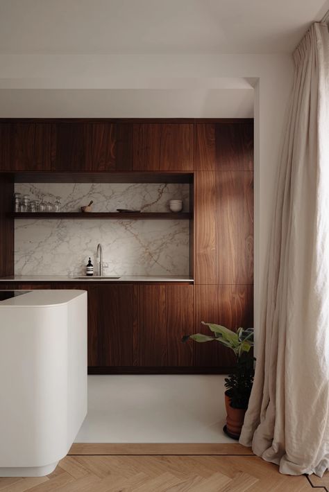 Handmade kitchens | Justus Felthuis Modern Walnut Kitchen, Rounded Kitchen Cabinets, Walnut Kitchen Cabinets, Countryside Kitchen, Modernist Interior, Walnut Kitchen, Narrow House, Calacatta Marble, House Design Kitchen